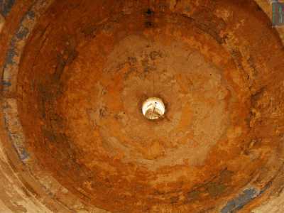 ...lasciando spazio al caldo e intenso ocra della cupola, separata dal resto del corpo da un doppio cornicione